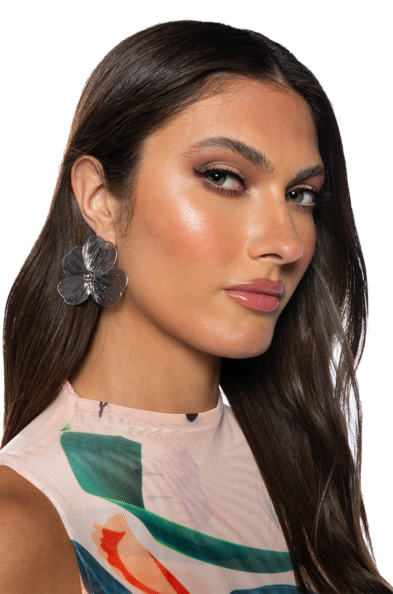 MILLY METALLIC FLOWER STUD
