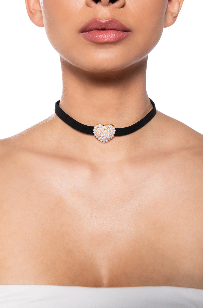 PEARLY WHITE CHOKER